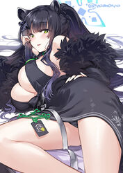  animal_ears bare_shoulders black_dress black_gloves black_hair blue_archive blush breasts cleavage dress elbow_gloves female gloves green_eyes halo highres large_breasts long_hair looking_at_viewer ponytail shun_(blue_archive) sideboob sidelocks smile solo super_zombie thighs tiger_ears 