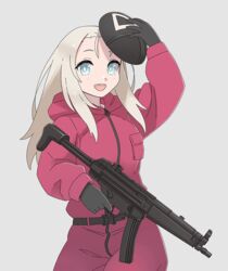  black_gloves blonde_hair blue_eyes commentary_request cosplay cowboy_shot female girls&#039;_frontline gloves grey_background gun h&amp;k_mp5 holding holding_gun holding_weapon hood hood_down jumpsuit long_hair looking_at_viewer mask mp5_(girls&#039;_frontline) pink_jumpsuit simple_background smile soldier_(squid_game) soldier_(squid_game)_(cosplay) solo squid_game submachine_gun tab_(tabkun) triangle weapon zipper 