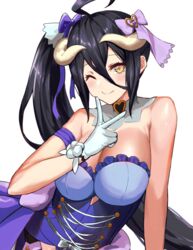  albedo_(overlord) arm_ribbon bare_shoulders black_hair breasts cleavage closed_mouth commentary_request female gloves hair_between_eyes hand_up highres horns large_breasts light_blush long_hair one_eye_closed overlord_(maruyama) ribbon side_ponytail simple_background smile solo strapless tsugu0302 upper_body v white_background white_gloves yellow_eyes 