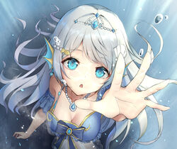  arm_strap blue_eyes breasts bubble chinese_commentary cleavage doris_(hololive) female fins fish_hair_ornament from_above grey_hair hair_ornament head_fins hololive hololive_china jewelry kather long_hair looking_at_viewer looking_up medium_breasts mermaid monster_girl necklace open_hand outstretched_arm solo tiara underwater virtual_youtuber 