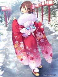  :d andou_hitomi banned_artist brown_eyes brown_hair flower from_behind fur_trim hair_flower hair_ornament ilog japanese_clothes kimono lantern looking_back mana_kakkowarai official_art open_mouth sandals smile snow solo stairs tabi watermark web_address wide_sleeves wooden_lantern 