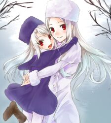  2girls bad_id bad_pixiv_id coat fate/zero fate_(series) fur_hat hat hug illyasviel_von_einzbern irisviel_von_einzbern long_hair mother_and_daughter multiple_girls purple_hat red_eyes white_hair yu-ri_(arium047) 