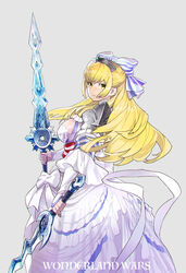  armor blonde_hair bow choker closed_mouth copyright_name crystal crystal_sword dress dual_wielding english_text female frilled_choker frilled_dress frills gem green_eyes grey_background hairbow holding holding_sword holding_weapon long_hair maeshima_shigeki pauldrons purple_choker shoulder_armor simple_background single_pauldron solo striped striped_bow sword tiara weapon white_bow white_dress wonderland_wars 