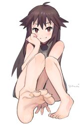  ahoge barefoot blush brown_eyes brown_hair feet female foot_focus grey_shirt grin leaf_(pokemon) long_eyelashes long_hair looking_at_viewer pokemon pokemon_frlg shirt signature simple_background sitting smile soles solo toenails white_background yasaikakiage 