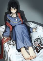  1boy absurdres barefoot bed_sheet black_hair bloody_wolf_(elden_ring) blue_eyes blue_robe breasts chibi elden_ring feet female foot_focus full_body gold_trim grey_background hair_between_eyes highres impossible_clothes indoors jewelry knees_up large_breasts long_hair long_sleeves miao_jiangyou necklace on_bed open_mouth robe rope shadow sidelocks sitting sorceress_sellen tarnished_(elden_ring) toenails toes tongue tongue_out wide_sleeves 