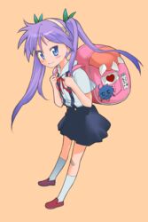  backpack bag bakemonogatari bandaid bandaid_on_knee bandaid_on_leg beige_background blue_eyes commentary_request cosplay female full_body hachikuji_mayoi hachikuji_mayoi_(cosplay) hair_ribbon hairband highres hiiragi_kagami izumi_konata katou_emiri kikumaru_bunta kneehighs looking_at_viewer lucky_star monogatari_(series) oerba_yun_fang purple_hair randoseru ribbon simple_background skin_fang skirt smile socks solo suspender_skirt suspenders tsurime twintails voice_actor_connection white_socks 