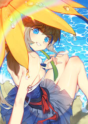  absurdres arm_support bare_shoulders blue_dress blue_eyes breasts character_request commentary_request copyright_request dress female flower flower_umbrella from_behind grin hair_between_eyes highres holding holding_flower knees_up korean_commentary long_hair looking_at_viewer looking_back ocean pika_(kai9464) platinum_blonde_hair rainbow red_ribbon ribbon shiny_skin shore sideboob sitting smile soaking_feet solo teeth water water_drop 