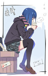  alternate_costume badge bag bench black_hoodie black_scarf black_thighhighs blue_hair bob_cut border brown_footwear button_badge chinese_commentary closed_eyes coffee commentary cup darling_in_the_franxx dated disposable_cup drinking female green_skirt holding holding_cup hood hood_down hoodie ichigo_(darling_in_the_franxx) inverted_bob loafers outside_border plaid plaid_skirt pleated_skirt profile purple_scarf scarf school_bag shadow shoes short_hair sitting skirt solo steam striped_clothes striped_scarf thighhighs werkbau zettai_ryouiki 