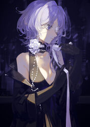  absurdres alternate_costume arknights black_dress black_gloves blue_background breasts cleavage commentary dress eyepatch female flower flower_eyepatch gloves hand_up highres jewelry light_purple_hair looking_to_the_side medium_breasts miike_(992058) neck_ribbon necklace pearl_necklace purple_eyes ribbon rose short_hair simple_background solo whisperain_(arknights) white_flower white_ribbon white_rose 