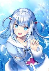  :d air_bubble animal blue_eyes blue_hair blue_hoodie blue_nails bubble collarbone commentary_request day drawstring female fish gawr_gura gawr_gura_(1st_costume) grey_hair hair_ornament hand_up highres hololive hololive_english hood hood_down hoodie long_hair long_sleeves looking_at_viewer multicolored_hair nail_polish open_mouth outdoors rei_(rei&#039;s_room) sharp_teeth sleeves_past_wrists smile solo streaked_hair teeth two_side_up underwater virtual_youtuber water wide_sleeves 