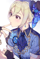  black_eyes black_gloves blonde_hair blue_neckwear blue_shirt commentary_request earrings female finger_to_mouth fingerless_gloves gloves hair_between_eyes idolmaster idolmaster_cinderella_girls idolmaster_cinderella_girls_starlight_stage inzup jewelry parted_lips shiomi_syuko shirt short_hair short_sleeves simple_background solo striped_clothes striped_shirt upper_body vertical-striped_clothes vertical-striped_shirt white_background 