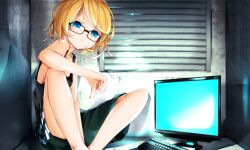  bare_shoulders bespectacled blonde_hair blue_eyes casual commentary_request computer_keyboard female glasses kagamine_rin looking_at_viewer maclo monitor netoge_haijin_sprechchor_(vocaloid) photoshop_(medium) short_hair shorts sitting solo thumbs_down vocaloid 