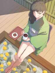  absurdres ashiyu bamboo bare_legs barefoot blush brown_hair closed_mouth coffee cup female green_kimono grey_eyes highres holding holding_cup japanese_clothes kimono legs long_hair obi original oze_(xyz_go_go11) sash simple_background sitting soaking_feet tray twitter_username white_background 