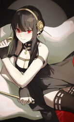  absurdres bangs bare_shoulders black_dress black_hair black_legwear breasts cleavage dagger dress earrings female gold_earrings gold_hairband highres holding holding_dagger holding_weapon jewelry knife large_breasts long_hair looking_at_viewer red_eyes sidelocks smile solo spy_x_family star741 thighhighs thighs weapon yor_briar 