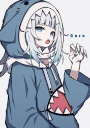  absurdres animal_hood bad_id bad_pixiv_id blue_eyes blunt_bangs character_name female fingernails from_side gawr_gura gawr_gura_(1st_costume) grey_hair hand_up highres hololive hololive_english hood jacket long_sleeves medium_hair open_mouth pension_z purple_jacket shark_hood sharp_fingernails sharp_teeth sidelocks solo standing teeth tongue upper_body virtual_youtuber white_background wide_sleeves 