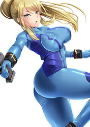  ass blonde_hair blush bodysuit breasts commentary female fully_clothed green_eyes gun handgun holding holding_gun holding_weapon karinaga_raizan large_breasts long_hair metroid paralyzer parted_lips ponytail samus_aran solo super_smash_bros. weapon white_background zero_suit zero_suit_samus 