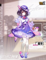  ankle_flower benghuai_xueyuan black_hair bow camera closed_mouth dress dress_flower female flower full_body hair_ornament hairclip hat hat_bow highres honkai_(series) official_art pantyhose petticoat pink_flower purple_bow purple_dress purple_footwear purple_hat red_eyes sakura_(benghuai_xueyuan) shoes smile solo third-party_source white_pantyhose 