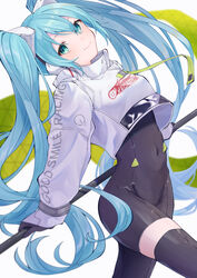  absurdres aqua_eyes asymmetrical_bodysuit black_bodysuit black_gloves blue_hair bodysuit boots closed_mouth commentary_request covered_navel cowboy_shot cropped_jacket female flag flagpole flame_print gloves goodsmile_racing green_flag hatsune_miku highres holding holding_flag holding_pole jacket long_sleeves looking_at_viewer pole race_queen racing_miku racing_miku_(2022) sano_(sanonomo) simple_background single_leg_bodysuit single_thigh_boot single_thighhigh smile smiley_face solo standing text_print thigh_boots thighhighs twintails vocaloid white_background white_jacket 