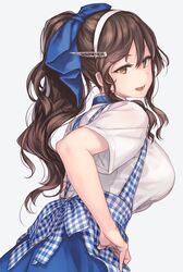  alternate_costume alternate_hairstyle apron ashigara_(kancolle) blue_apron blue_bow blue_ribbon bow breasts brown_eyes brown_hair checkered_apron checkered_clothes employee_uniform eyelashes female from_behind gingham gingham_apron grey_background hair_between_eyes hair_ornament hairband high_ponytail kantai_collection kobeya kobeya_uniform large_breasts long_hair looking_at_viewer looking_back oerba_yun_fang open_mouth pink_lips ponytail ribbon rokuwata_tomoe short_sleeves simple_background smile solo uniform upper_body waitress wavy_hair white_hairband 