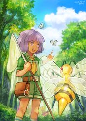  1boy :d aipom beedrill belt bob_cut bugsy_(pokemon) butterfly_net butterfree cloud collared_shirt commentary_request day fon-due_(fonfon) green_shirt green_shorts hand_net holding holding_butterfly_net knees necktie open_mouth outdoors pink_eyes pointing pokemon pokemon_(creature) pokemon_hgss purple_hair shirt short_sleeves shorts sky smile standing teeth tongue tree upper_teeth_only yellow_necktie 