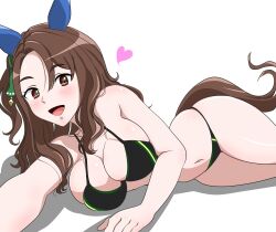  alternate_costume animal_ears bare_shoulders bikini black_bikini blush bow breasts brown_eyes brown_hair cleavage commentary_request ear_bow ear_covers female green_bow heart horse_ears horse_girl horse_tail king_halo_(umamusume) large_breasts looking_at_viewer lying medium_hair navel on_ground on_side open_mouth osage_gankyou shadow simple_background smile solo stomach swimsuit tail thighs umamusume white_background 