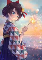  absurdres blue_eyes blue_hakama blue_skirt blush bow breasts brown_hair commentary female fireworks flower from_behind from_side grin hair_flower hair_ornament hairbow hakama hakama_skirt high-waist_skirt highres holding holding_fireworks hololive japanese_clothes kanzashi kimono large_breasts looking_at_viewer ocean oozora_subaru oozora_subaru_(new_year) pink_kimono red_bow short_hair skirt smile solo sparkler swept_bangs triangle_print uroko_(pattern) virtual_youtuber xyunx 