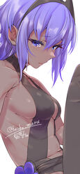  backless_outfit bare_shoulders black_hairband black_leotard blush breasts center_opening closed_mouth dark-skinned_female dark_skin fate/grand_order fate/prototype fate/prototype:_fragments_of_blue_and_silver fate_(series) female hair_between_eyes hairband hassan_of_serenity_(fate) leotard looking_at_viewer medium_breasts navel purple_eyes purple_hair short_hair sideboob simple_background solo torichamaru very_dark_skin white_background 