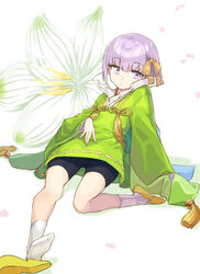  black_shorts coffeekite fate/extra fate/extra_ccc fate/extra_ccc_fox_tail fate_(series) female flower green_kimono hair_ribbon highres japanese_clothes kazuradrop_(fate) kimono long_sleeves looking_at_viewer purple_eyes purple_hair ribbon short_hair short_kimono shorts sitting socks solo tassel wide_sleeves yellow_ribbon 