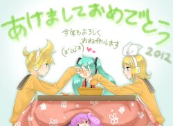  2girls blonde_hair commentary_request food fruit hatsune_miku kagamine_len kagamine_rin kotatsu long_hair mandarin_orange megurine_luka multiple_girls nyakelap o_o open_mouth partial_commentary short_hair table takoluka translated vocaloid 