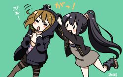  2girls =_= alternate_hairstyle black_eyes black_hair brown_hair chibi closed_eyes commentary_request green_background hirasawa_yui hood hoodie jacket k-on! long_hair minimaru miniskirt multiple_girls nakano_azusa o_o pantyhose ponytail short_hair simple_background skirt 