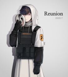  1boy arknights black_gloves brown_hair bulletproof_vest gloves highres holding holding_mask hood hood_up jyan_(jyan0209) male_focus mask red_eyes reunion_soldier_(arknights) short_hair white_mask 