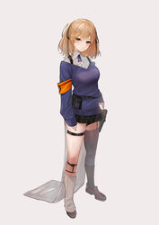  armband asymmetrical_legwear black_skirt blonde_hair blush commentary female full_body green_eyes grey_background highres holstered leg_warmers long_sleeves looking_at_viewer maria_(syake-uni) medium_hair microskirt mole mole_under_eye original pleated_skirt pouch simple_background single_leg_warmer single_thighhigh skindentation skirt sleeves_past_wrists solo star_(symbol) thighhighs 