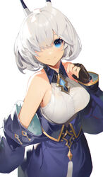  akizone alchemy_stars bare_shoulders bethel_(alchemy_stars) blue_eyes blue_skirt breasts brown_gloves bubble_skirt closed_mouth collared_shirt commentary detached_sleeves female fingerless_gloves gloves hair_over_one_eye halterneck high-waist_skirt highres horns large_breasts looking_at_viewer shirt short_hair simple_background skirt sleeveless sleeveless_shirt smile solo white_background white_hair white_shirt 