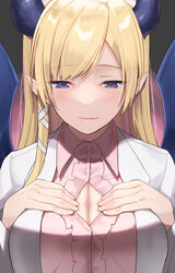  absurdres black_horns blonde_hair blue_eyes blush breasts cleavage demon_girl demon_horns demon_wings female highres hololive horns large_breasts long_hair paizuri_invitation pointy_ears purple_eyes single_sidelock smile solo swept_bangs virtual_youtuber wings yuuzuki_(re&#039;ef) yuzuki_choco yuzuki_choco_(1st_costume) 