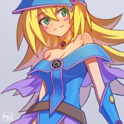  blonde_hair blue_gloves blue_hat breasts cleavage collarbone dark_magician_girl duel_monster female gloves green_eyes grey_background hair_between_eyes hat hexagram hibun_tsukasa highres long_hair signature smile solo star_of_david upper_body yu-gi-oh! 