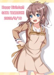  :d apron bang_dream! blue_eyes blush breasts brown_apron brown_dress brown_hair character_name collarbone commentary_request cowboy_shot dated dress drop_shadow female hair_between_eyes hair_ribbon hanasakigawa_school_uniform happy_birthday highres long_hair long_sleeves looking_at_viewer medium_breasts open_mouth ponytail ribbon sailor_collar sailor_dress school_uniform sidelocks simple_background smile solo standing teeth two-tone_background tying_apron upper_teeth_only white_background white_sailor_collar yamabuki_saya yellow_background yellow_ribbon yoshino_yamato 