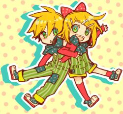  1boy 7:24 7:24_(inukaiyou) alternate_costume aqua_eyes asymmetrical_socks blonde_hair boots bow boy boy_and_girl female female girl gradient_eyes hair_ornament hairbow hairpin kagamine_len kagamine_rin knee_socks kneehighs male mismatched_legwear mismatched_socks multicolored_eyes open_mouth pants patch polka-dot_background polka_dot polka_dot_background raised_hand red_legwear red_socks shorts vocaloid 