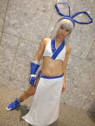  aisui_nao bow cosplay hairbow majikina_mina midriff photo samurai_spirits_zero silver_hair 