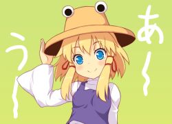  arm_up auu blonde_hair blue_eyes blush commentary_request female green_background hair_ornament hair_ribbon hat looking_at_viewer moriya_suwako ribbon short_hair sidelocks smile solo touhou translated upper_body yamasan 