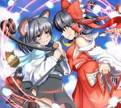  2girls animal animal_ears bags_under_eyes bishamonten&#039;s_pagoda black_hair bow breasts capelet commentary_request detached_sleeves dowsing_rod grey_hair grin hair_tubes hairbow hakurei_reimu jewelry long_sleeves medium_breasts mouse_(animal) mouse_ears mouse_tail multiple_girls nazrin ofuda orange_eyes pendant peso_(cheese_company) short_hair sideboob smile tail touhou wide_sleeves 