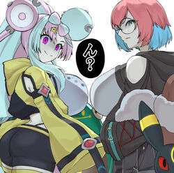  2girls aged_up armpit_cutout ass backpack bag bare_shoulders bellibolt black_jacket blue_hair bow-shaped_hair breasts brown_bag character_hair_ornament clothing_cutout commentary_request cowboy_shot false_smile from_behind from_side glasses grey_eyes grey_shorts hair_between_eyes hair_ornament hairclip hexagon_print highres hizakake hood hood_down hooded_jacket huge_breasts iono_(pokemon) jacket long_hair long_sleeves looking_at_viewer midriff multicolored_hair multiple_girls oversized_clothes parted_lips penny_(pokemon) pink_eyes pink_hair pokemon pokemon_(creature) pokemon_sv red_hair round_eyewear shaded_face shirt short_hair short_shorts shorts shoulder_cutout sidelocks simple_background sleeveless sleeveless_shirt sleeves_past_fingers sleeves_past_wrists smile speech_bubble split-color_hair standing translated two-tone_hair umbreon very_long_hair very_long_sleeves white_background yellow_jacket 