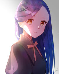  black_shirt blue_hair closed_mouth commentary female highres honzuki_no_gekokujou long_hair looking_at_viewer myne_(honzuki_no_gekokujou) neck_ribbon ribbon shirt smile solo upper_body yellow_eyes yellow_ribbon yuhazu_26 