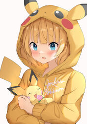  :d blonde_hair blush commentary copyright_name crossover female food fruit gochuumon_wa_usagi_desu_ka? green_eyes highres holding holding_food holding_fruit holding_pokemon hood hood_up hoodie kirima_syaro long_sleeves open_mouth pichu pikachu_ears pikachu_hood pikachu_tail pokemon pokemon_(creature) pokemon_ears pokemon_tail raru0310 short_hair simple_background smile tail upper_body white_background 