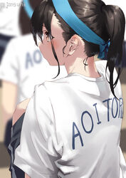  2girls aya_(jonsun) black_hair black_shorts blue_headband blurry blurry_background bow brown_eyes clothes_writing eyes_visible_through_hair from_behind headband jonsun knees_up long_hair multiple_girls nape original ponytail profile shirt shorts single_stripe sitting solo_focus sportswear tied_hair white_shirt yellow_eyes 