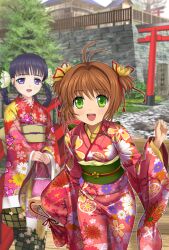  2girls bag black_hair braid brown_hair cardcaptor_sakura daidouji_tomoyo floral_print flower green_eyes hair_flower hair_ornament handbag highres japanese_clothes kimono kinchaku kinomoto_sakura multiple_girls mutsuki_(moonknives) obi open_mouth photoshop_(medium) pouch purple_eyes sash short_twintails torii twin_braids twintails 