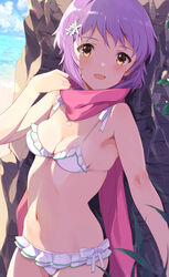  against_rock beach bikini blue_sky blush breasts cloud commentary female flower frilled_bikini frills hair_flower hair_ornament hand_up highres idolmaster idolmaster_million_live! jewelry looking_at_viewer makabe_mizuki navel necklace ocean outdoors pink_scarf plant purple_hair ribbon scarf shell shell_necklace short_hair sidelocks sky small_breasts smile solo stomach sunlight swimsuit tetsujin_momoko white_bikini white_ribbon yellow_eyes 