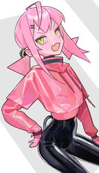  absurdres ahoge black_bodysuit bodysuit bodysuit_under_clothes crop_top female green_eyes grey_background hand_on_own_hip hand_on_own_thigh highres latex latex_bodysuit leaning_forward looking_at_viewer low_twintails oerba_yun_fang open_mouth original pink_hair saaal653 shiny_clothes skin_fang skin_tight solo tsurime twintails two-tone_background white_background xenon_(saaal653) 