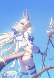  absurdres ahoge arknights ass bag bikini black_bikini black_horns black_tail blonde_hair closed_mouth commentary cowboy_shot crop_top cropped_shirt day female green_eyes hair_ribbon highres holding holding_bag holding_staff horns infection_monitor_(arknights) innoarukugyou long_hair long_sleeves looking_at_viewer looking_back official_alternate_costume reed_(arknights) reed_the_flame_shadow_(arknights) reed_the_flame_shadow_(summer_flowers)_(arknights) ribbon see-through shirt sky solo staff standing swimsuit tail thigh_strap thighhighs white_shirt 