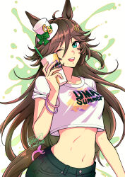  ahoge animal_ears bracelet breasts brown_hair cup disposable_cup drinking_straw female green_eyes hair_between_eyes hair_ornament hairclip hand_up hat hi_(ibisf5umauma) highres holding holding_cup horse_ears horse_girl horse_tail jewelry long_hair looking_at_viewer midriff mini_hat mini_top_hat mr._c.b._(umamusume) navel one_eye_closed open_mouth shirt sleeves_rolled_up small_breasts smile solo tail top_hat twitter_username uma_summer_(umamusume) umamusume upper_body white_background white_shirt 