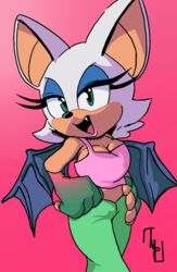  anthro artist_watermark bat bat_wings big_ears biped black_nose blue_eyelids blue_eyeshadow bottomwear breasts cleavage clothed clothing colored digital_drawing_(artwork) digital_media_(artwork) eyelashes eyeshadow fangs female fingerless_gloves fur gloves gradient_background gradient_clothing gradient_gloves green_bottomwear green_clothing green_eyes green_pants half-closed_eyes hands_on_hips handwear idw_publishing lipstick looking_at_viewer magenta_background makeup mammal membrane_(anatomy) membranous_wings multicolored_clothing narrowed_eyes open_mouth open_smile pants pillynaps pink_clothing pink_lipstick pink_topwear rouge_the_bat sassy_pose sega short_stack simple_background single_strap_topwear smile solo sonic_the_hedgehog_(comics) sonic_the_hedgehog_(idw) sonic_the_hedgehog_(series) tan_body teeth topwear white_body white_fur white_head wings 